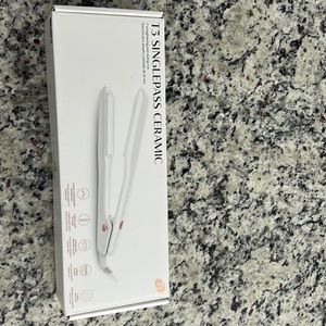 T3 Single Pass ceramic flat iron